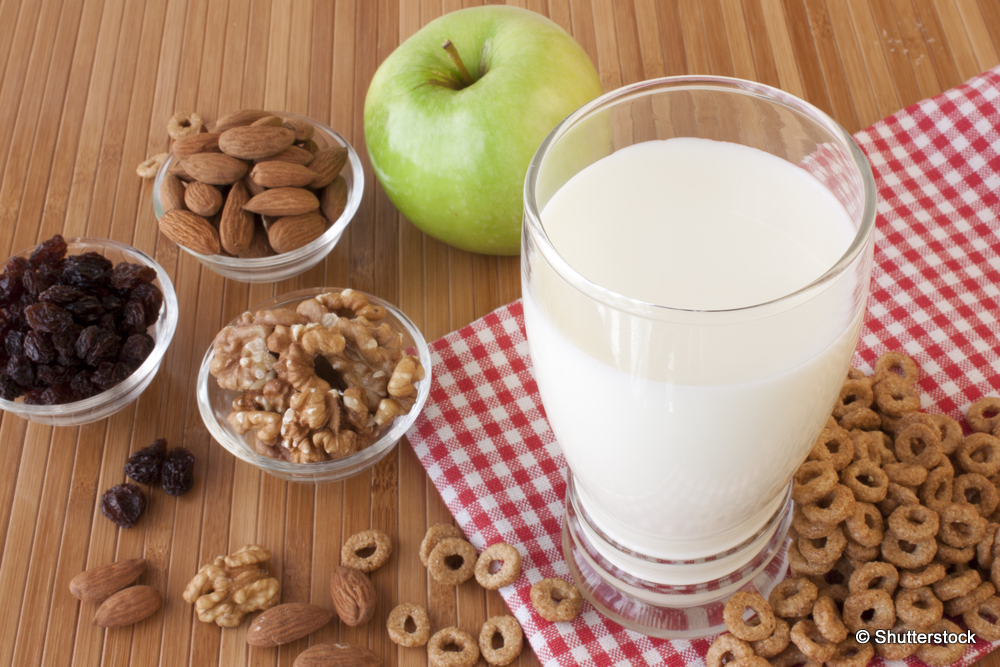 lait, fruits secs et pommes