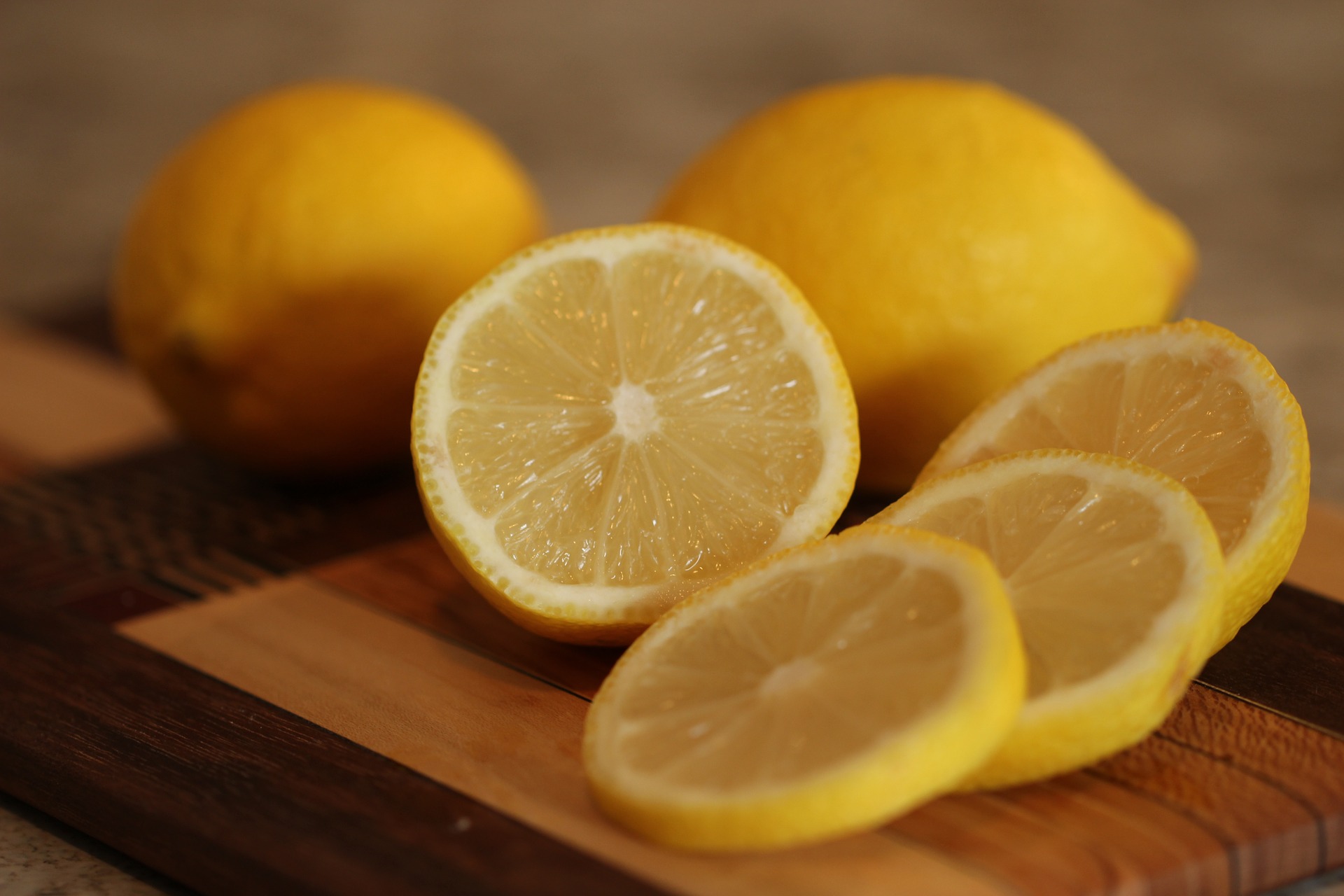 Perte de poids : quels sont les bienfaits minceur et santé de l'eau  citronnée ?