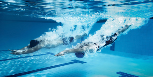 Entraînements de natation avec palmes pour développer un battement de pieds  plus efficace
