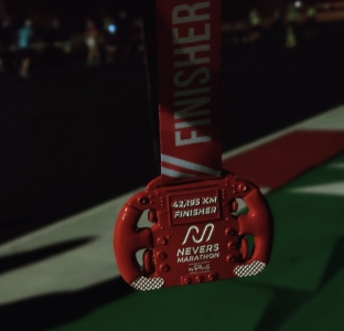 Médaille finisher marathon de Nevers (crédit photo : @pa_083) 