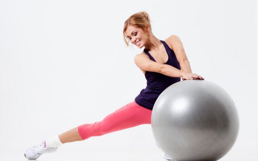 Effectuer ses étirements du bas du corps avec Swiss Ball LepapeInfo