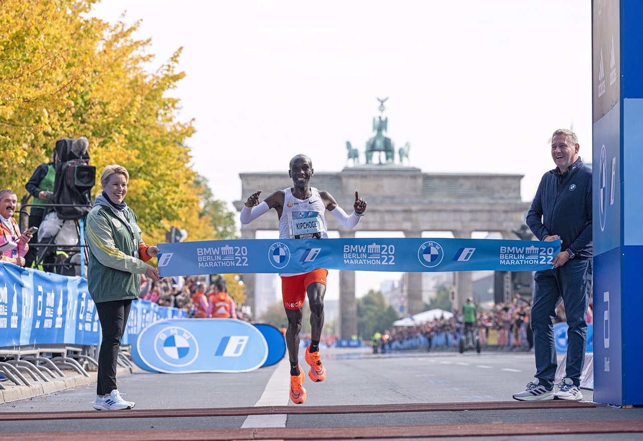 Marathon Eliud Kipchoge supersonique pulvérise son record du monde à