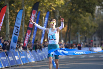 Etienne Daguinos vainqueur des 20 km de Paris en 56'18 -Crédit photo : Antoine Decottignies