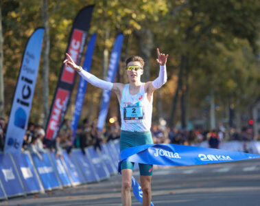 Etienne Daguinos vainqueur des 20 km de Paris en 56'18 -Crédit photo : Antoine Decottignies